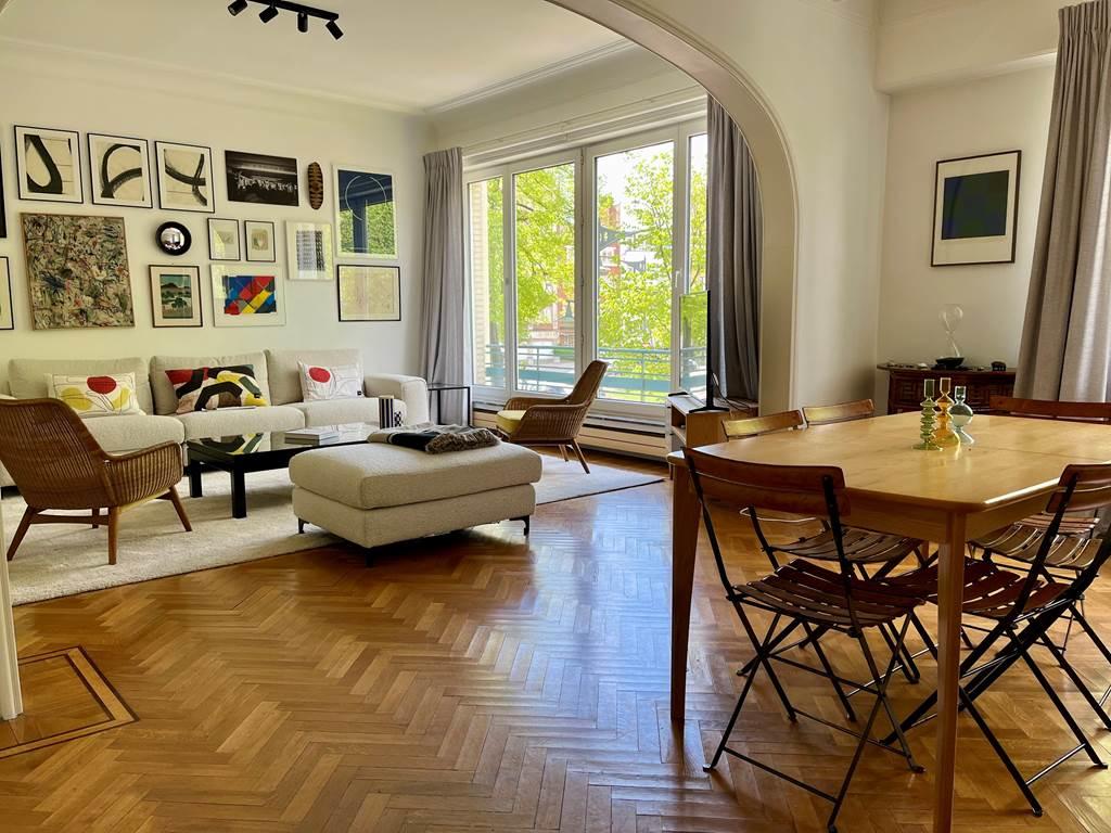 appartement avec un salon et une table à manger